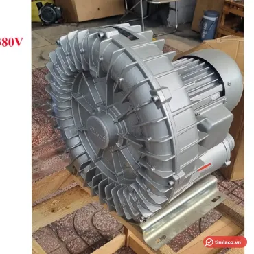 Máy thổi khí con sò Resun thân nhôm xám, logo Resun dập trên nắp cánh quạt, đặt trên pallet gỗ (ảnh minh hoạ dòng hàng)