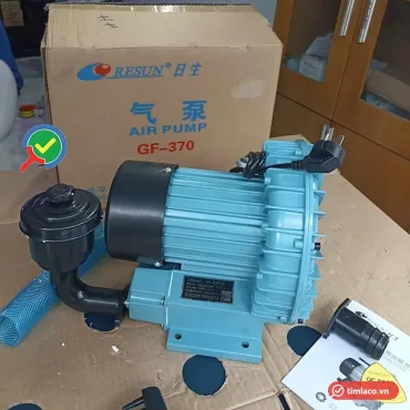 Máy thổi khí con sò Resun GF-370 màu xanh đặt trước hộp Resun in mã GF-370