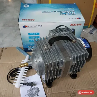 Máy thổi khí Resun ACO-019 thân nhôm có quai xách, đặt trước hộp Resun ghi ACO-019, kèm bộ chia khí nhựa