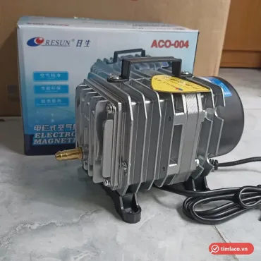 Máy thổi oxy Resun ACO-004 58W đặt trước hộp Resun in mã ACO-004