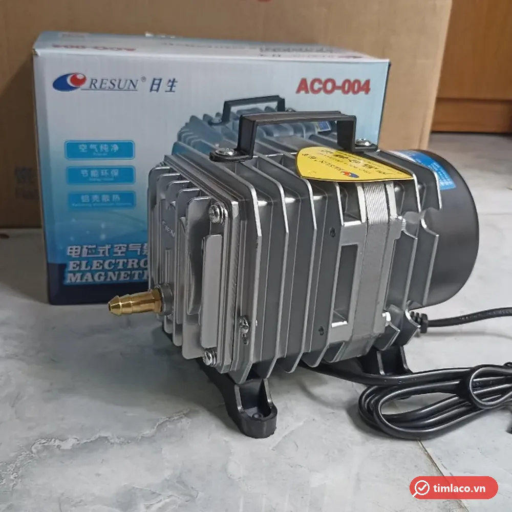 Máy thổi oxy Resun ACO-004 58W đặt trước hộp Resun in mã ACO-004