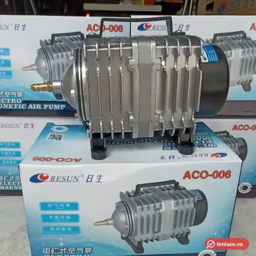 Máy thổi oxy Resun ACO-006 80W đặt trên hộp Resun in mã ACO-006