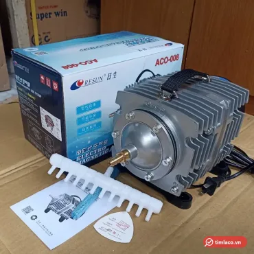 Máy thổi oxy Resun ACO-008 120W cạnh hộp Resun in mã ACO-008 và bộ chia khí