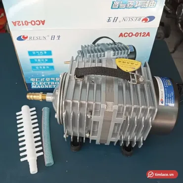 Máy thổi oxy Resun ACO-012A thân nhôm kèm bộ chia khí và ống dẫn, phía sau là hộp Resun in mã ACO-012A