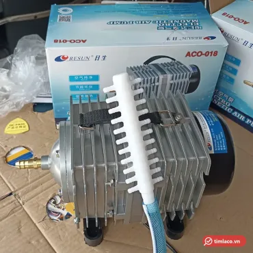 Máy thổi oxy Resun ACO-018 thân nhôm kèm bộ chia khí nhiều nhánh, phía sau là hộp Resun in mã ACO-018