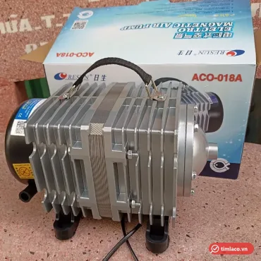 Máy thổi oxy Resun ACO-018A thân nhôm có quai xách, đặt trước hộp Resun in mã ACO-018A