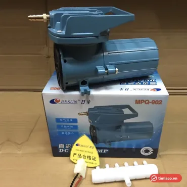 Máy thổi oxy Resun MPQ-902 12V màu xanh đặt trên hộp Resun in mã MPQ-902, kèm bộ chia khí và dây nguồn