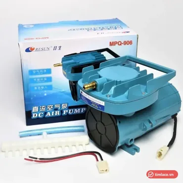Máy thổi oxy Resun MPQ-906 12V màu xanh kèm bộ chia khí, ống dẫn và dây nguồn, phía sau là hộp Resun in mã MPQ-906