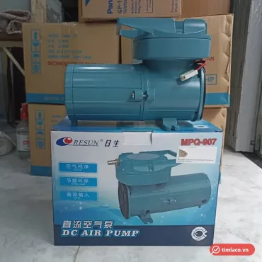 Máy thổi oxy Resun MPQ-907 12V màu xanh đặt trên hộp Resun in mã MPQ-907
