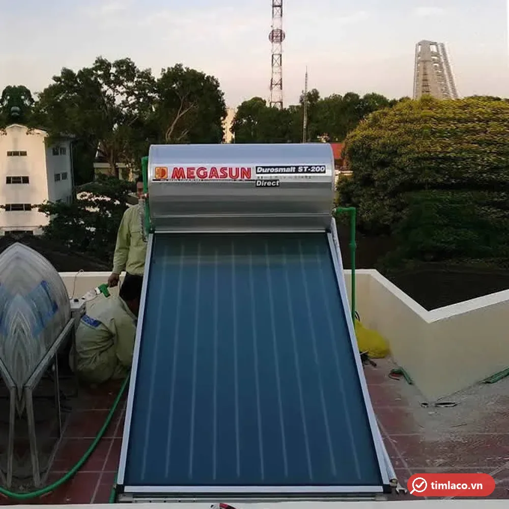 Thợ lắp máy nước nóng năng lượng mặt trời Megasun Durosmalt ST-200 trên sân thượng