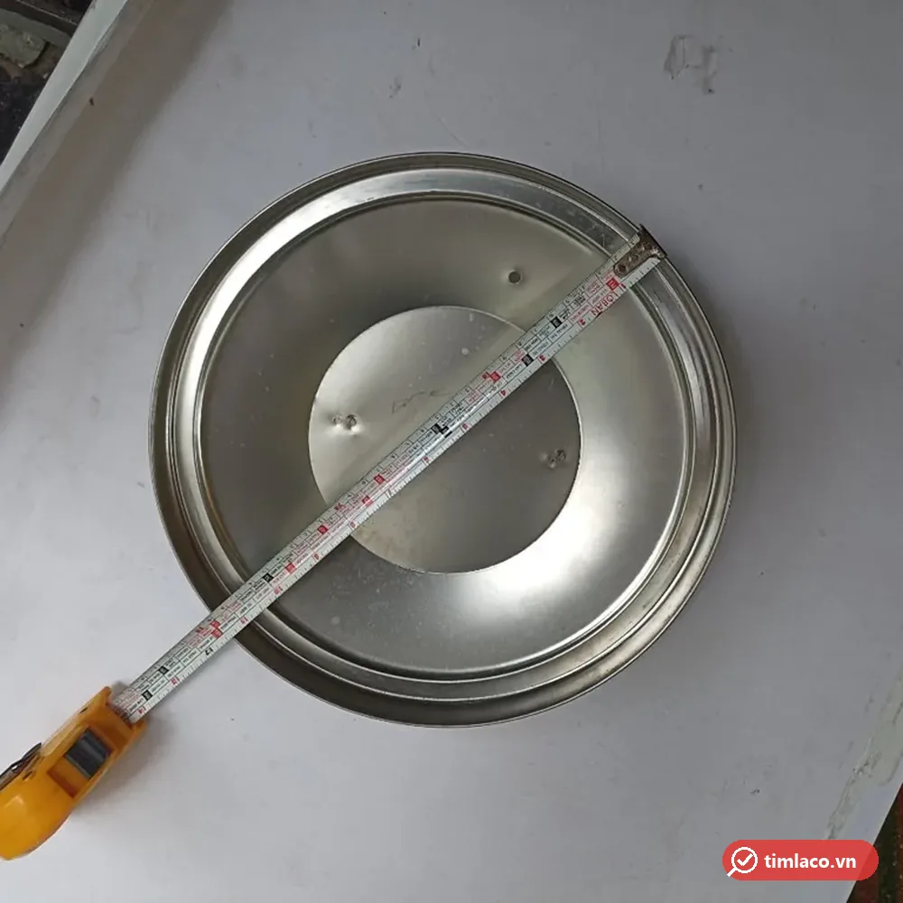 Đo đường kính nắp bồn nước inox 28 cm bằng thước dây, nhìn từ mặt trong nắp