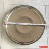 Đo đường kính nắp bồn nước inox 42 cm bằng thước dây, nhìn từ mặt trong nắp