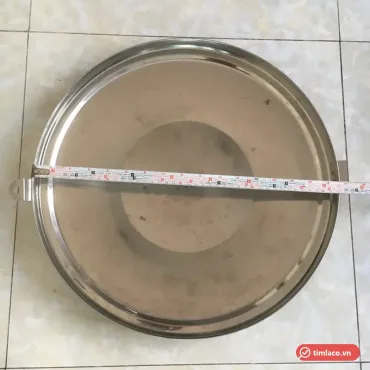 Đo đường kính nắp bồn nước inox 42 cm bằng thước dây, nhìn từ mặt trong nắp