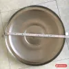 Đo đường kính nắp bồn nước inox 45 cm bằng thước dây, nhìn từ mặt trong nắp