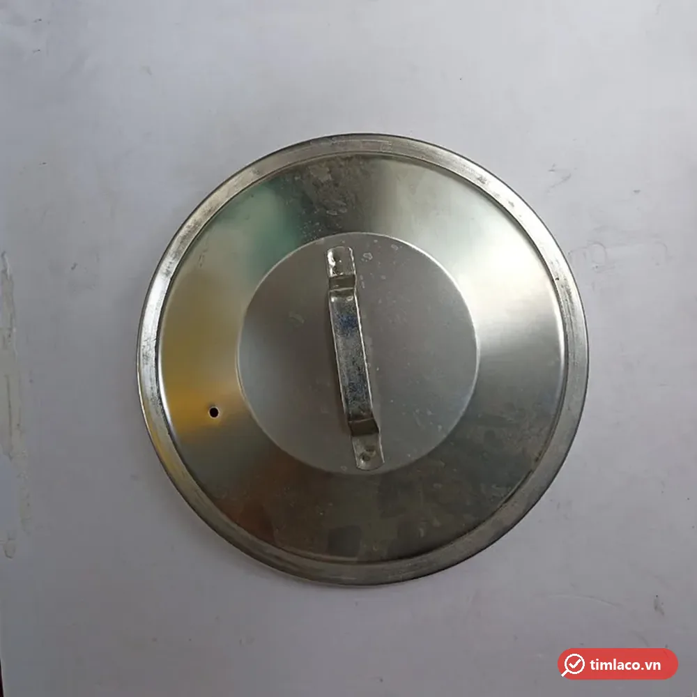 Nắp bồn nước inox tròn có tay cầm ở giữa, nhìn từ trên xuống (ảnh minh hoạ dòng hàng)