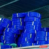 Các cuộn ống lưới nhựa dẻo xanh dương buộc dây vàng xếp chồng trong kho (ảnh minh hoạ dòng hàng)