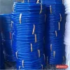 Các chồng cuộn ống lưới nhựa dẻo xanh dương buộc dây trong kho (ảnh minh hoạ dòng hàng)