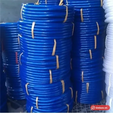 Các chồng cuộn ống lưới nhựa dẻo xanh dương buộc dây trong kho (ảnh minh hoạ dòng hàng)