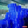 Các cuộn ống lưới nhựa dẻo xanh dương xếp chồng trong kho (ảnh minh hoạ dòng hàng)