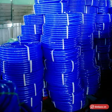 Nhiều cuộn ống lưới nhựa dẻo xanh dương buộc dây xếp trong kho (ảnh minh hoạ dòng hàng)
