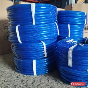 Các cuộn ống lưới nhựa dẻo xanh dương buộc dây trắng đặt trong kho (ảnh minh hoạ dòng hàng)