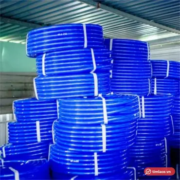 Kho xếp nhiều cuộn ống lưới nhựa dẻo xanh dương buộc dây trắng (ảnh minh hoạ dòng hàng)