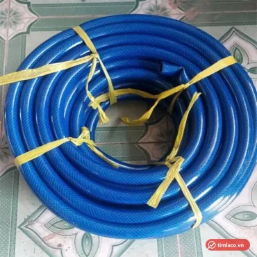 Cuộn ống lưới nhựa dẻo xanh dương buộc dây vàng đặt trên nền gạch hoa (ảnh minh hoạ dòng hàng)