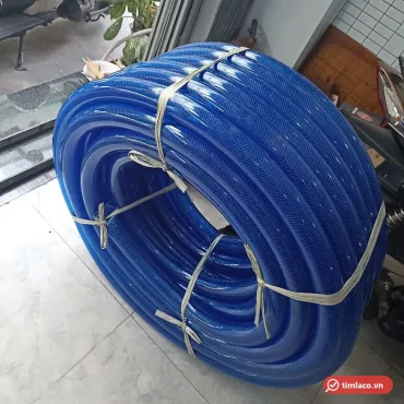 Cuộn ống lưới nhựa dẻo xanh dương cỡ lớn buộc dây, dựng đứng trên nền gạch (ảnh minh hoạ dòng hàng)