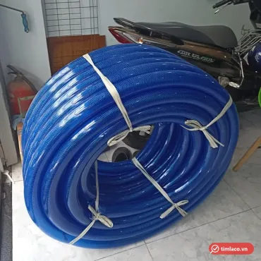 Cuộn ống lưới nhựa dẻo xanh dương cỡ lớn buộc dây, dựng đứng trên nền gạch (ảnh minh hoạ dòng hàng)