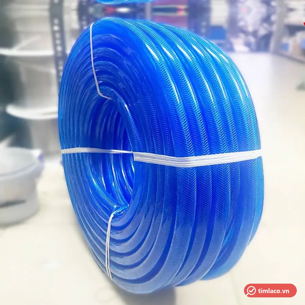 Một cuộn ống lưới nhựa dẻo xanh dương đặt đứng trong cửa hàng (ảnh minh hoạ dòng hàng)