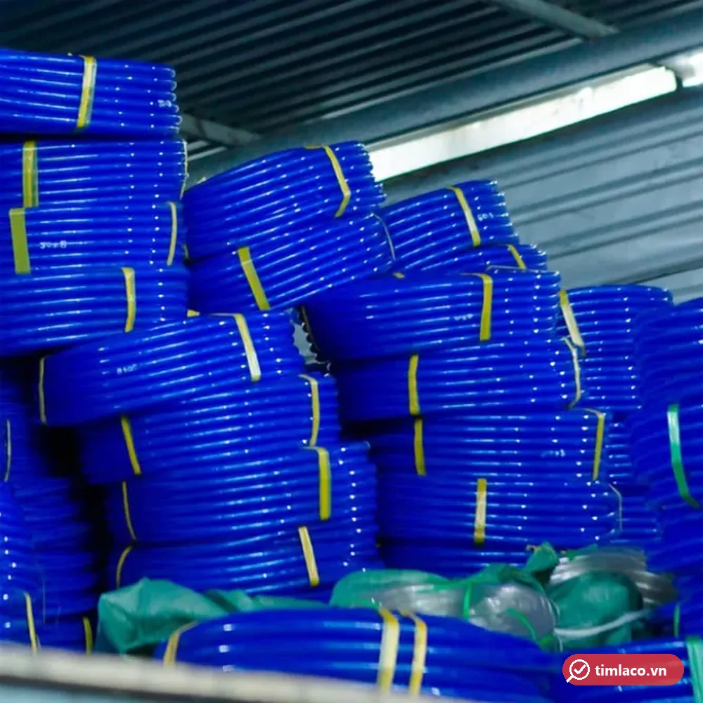 Kho xếp nhiều cuộn ống lưới nhựa dẻo xanh dương buộc dây vàng (ảnh minh hoạ dòng hàng)