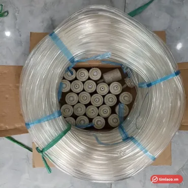 Cuộn ống nhựa dẻo trong 6 ly buộc dây xanh dương, đặt trên thùng hàng