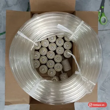 Cuộn ống nhựa dẻo trong 8 ly buộc dây trắng, đặt trong thùng carton