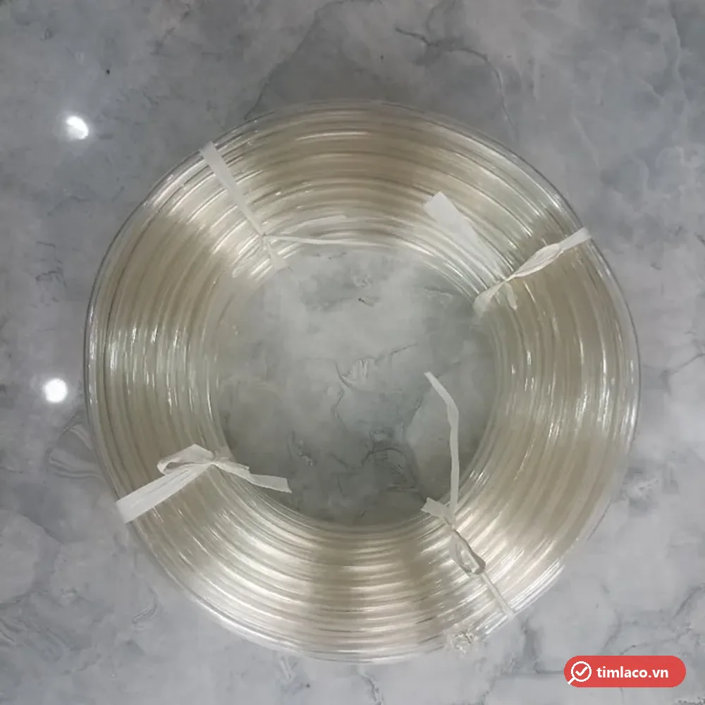 Cuộn ống nhựa dẻo trong suốt buộc dây trắng trên mặt đá (ảnh minh hoạ dòng hàng)