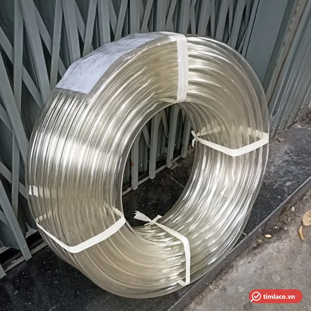 Cuộn ống nhựa dẻo trong phi 27 buộc dây trắng, dựng bên cửa sắt