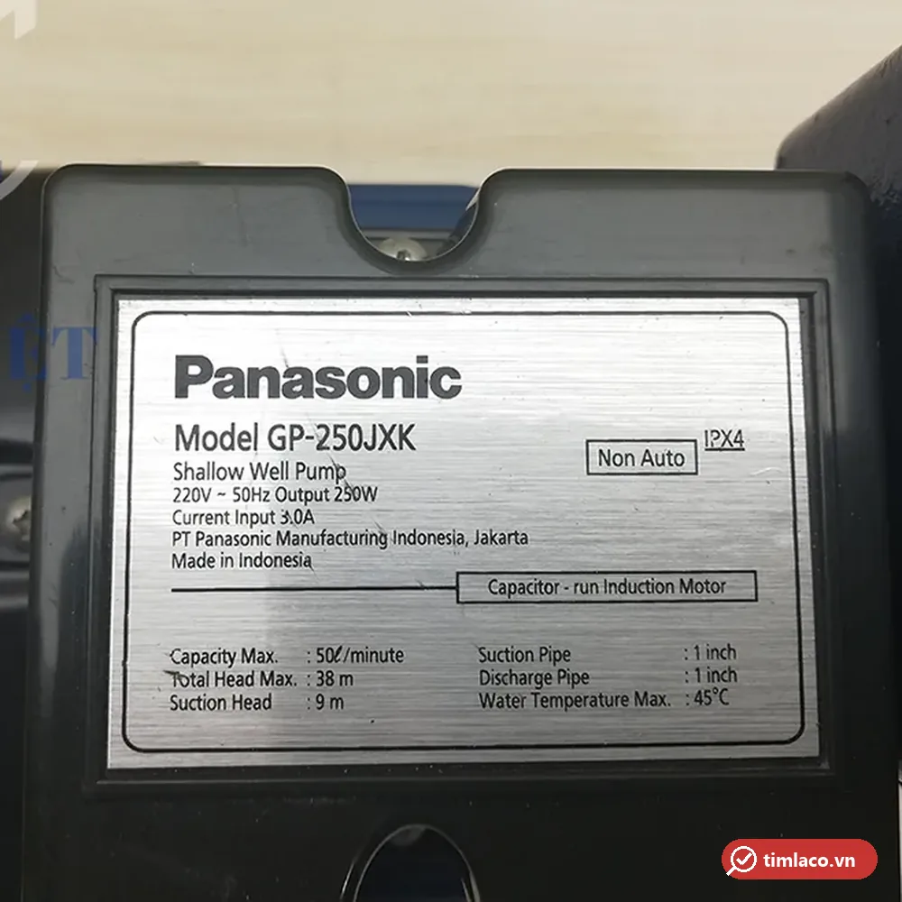 Tem nhãn máy bơm Panasonic GP-250JXK: 220V 50Hz, 250 W, 3,0 A, 50 lít/phút, cột áp tối đa 38 m, hút sâu 9 m, nước tối đa 45°C