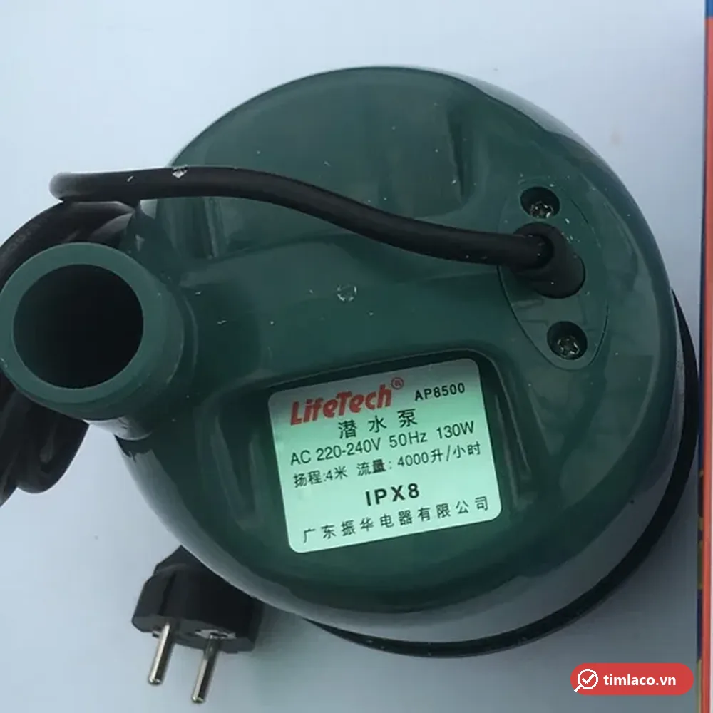 Tem nhãn trên thân máy bơm Lifetech AP8500 ghi 220-240V 50Hz 130W, IPX8