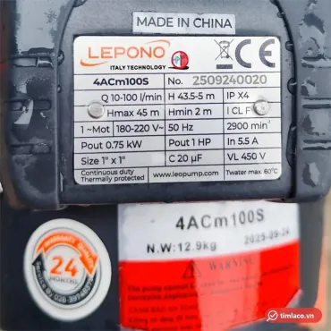 Tem nhãn hãng trên thân máy bơm Lepono 4ACm100S: 0,75 kW (1HP), lưu lượng 10-100 lít/phút, cột áp 43,5-5 m, họng 1 inch