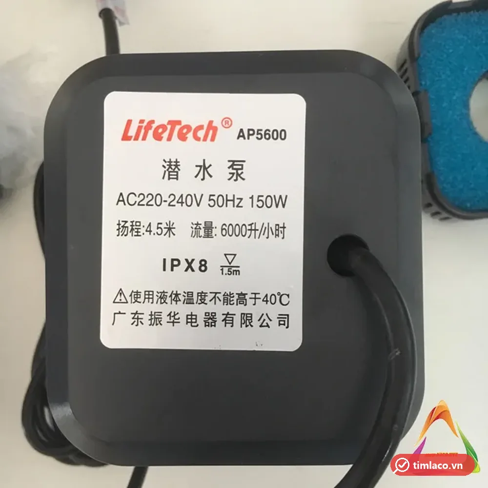 Tem nhãn máy bơm Lifetech AP5600 ghi 150W, cột áp 4,5 m, lưu lượng 6000 lít/giờ