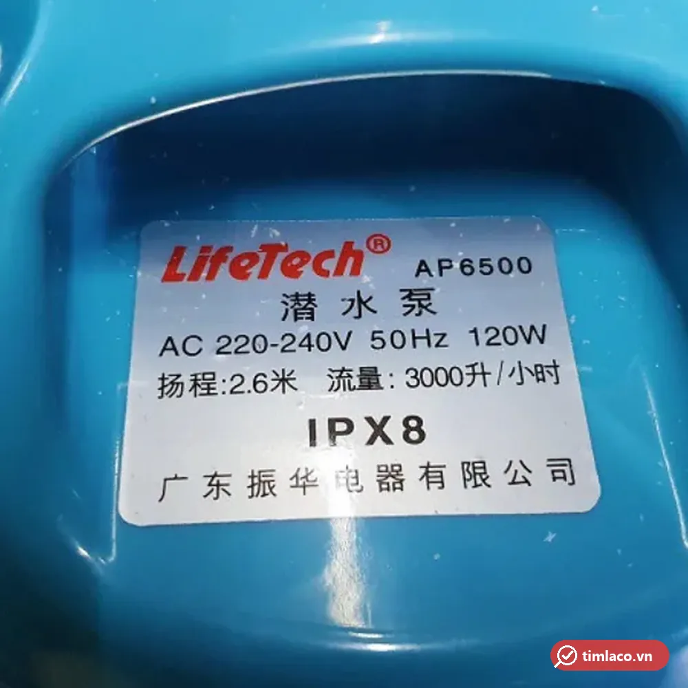Tem nhãn máy bơm Lifetech AP6500 trên thân xanh ghi 120W, cột áp 2,6 m, lưu lượng 3000 lít/giờ